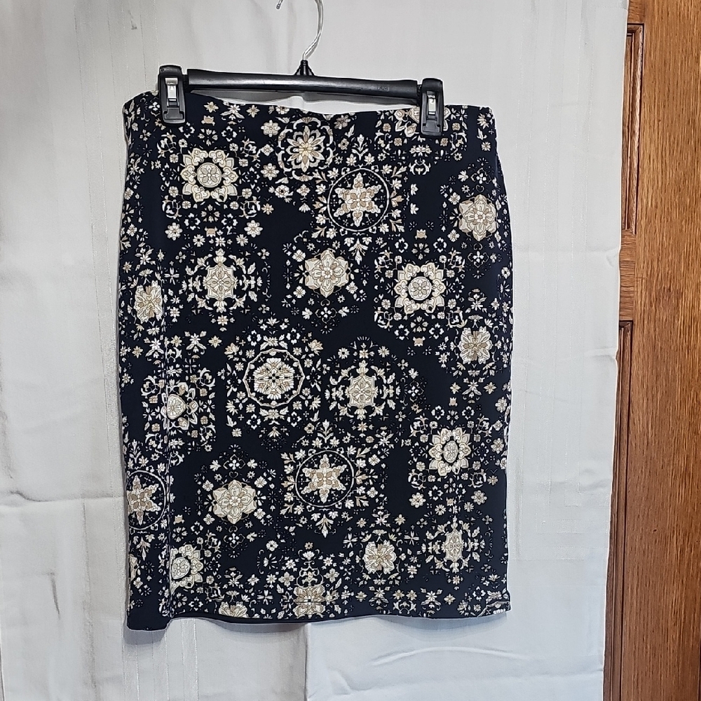 Ellen Tracy Black and Cream Floral Pencil Skirt